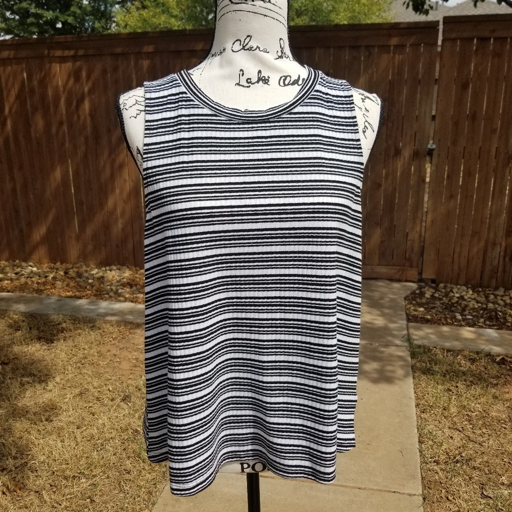 EVERLY black and white sleeveless top Large
